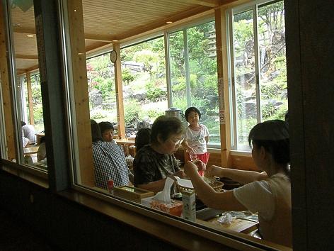 豊平渓温泉で食事をする観光客.jpg