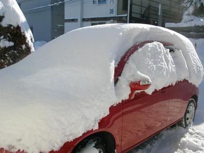 雪に埋もれた車.JPG